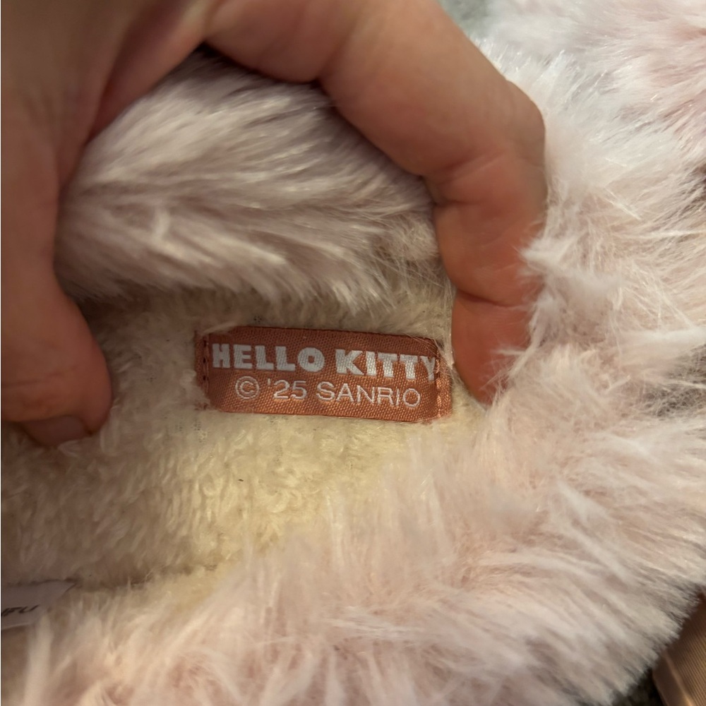 NWOT Hello Kitty plush platform slippers size 7.5-8.5 - Picture 3 of 8